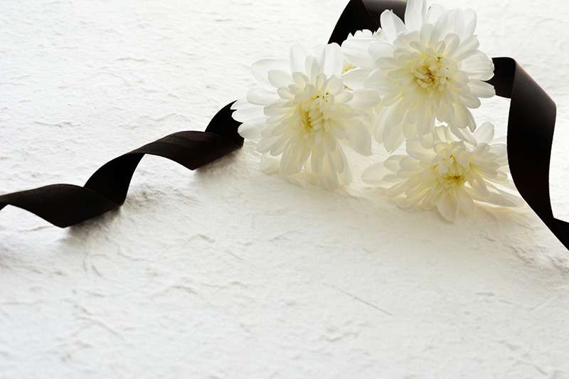 白い花を黒いリボン